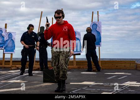 OCEANO ATLANTICO (16 febbraio 2022) Sonar Technician (Surface) 2nd Class George Rockley conduce un piccolo sparatutto con armi a bordo del cacciatorpediniere missilistico guidato USS Forrest Sherman (DDG 98), febbraio 16. Forrest Sherman è schierato nel teatro europeo delle operazioni e partecipando a una serie di attività marittime a sostegno della flotta degli Stati Uniti 6th e degli alleati della NATO. Foto Stock