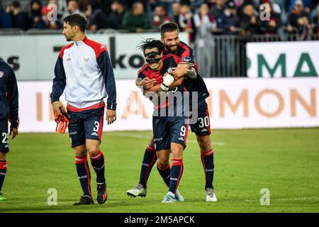 Cagliari, Cagliari, Italia, 26 dicembre 2022, Gianluca Lapaula di Cagliari Calcio, Leonardo Pavoletti di Cagliari Calcio durante Cagliari contro Cosenza Foto Stock