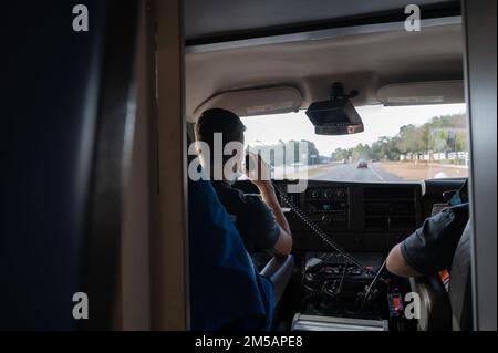 STATI UNITI James Albright, un EMT 1st Special Operations Medical Group, riceve una chiamata di emergenza durante il suo turno il 22 febbraio 2022 a Hurlburt Field, Florida. Il SOMDG 1st consente ad Air Commandos resilienti e pronti per il settore medico di eseguire operazioni speciali in qualsiasi luogo. Foto Stock