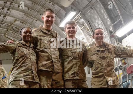 STATI UNITI Air Force Airmen della Joint base Charleston, South Carolina, supporta la Task Force Gryphon presso il Pope Army Airfield, North Carolina, 16 febbraio 2022. La Task Force Gryphon, ha gestito un programma di 24 ore per coordinare il trasporto e la consegna di cagro e personale in Polonia e Germania negli Stati Uniti, il fermo impegno per la sovranità e l’integrità territoriale dell’Ucraina a sostegno di un’Ucraina sicura e prospera. (STATI UNITI Foto dell'aeronautica/staff Sgt. Katelynn Thomas) Foto Stock