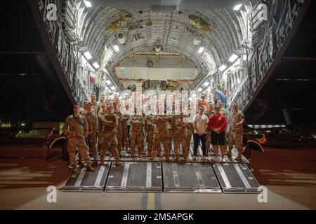 STATI UNITI Air Force Airmen di Pope Army Airfield, North Carolina, Joint base Charleston, South Carolina, e Joint base McGuire-Dix-Lakehurst, New Jersey, prenditi un momento per posare su un C-17 a Papa AAF 16 febbraio 2022. Il team, la Task Force Gryphon, ha gestito un programma di 24 ore per coordinare il trasporto e la consegna di personale e merci in Polonia e Germania negli Stati Uniti, il fermo impegno per la sovranità e l’integrità territoriale dell’Ucraina a sostegno di un’Ucraina sicura e prospera. (STATI UNITI Foto dell'aeronautica/staff Sgt. Katelynn Thomas) Foto Stock