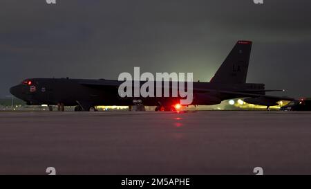 NEGLI STATI UNITI Air Force B-52H Stratofortress del 96th Expeditionary Squadron viene ispezionato prima del decollo presso la base dell'aeronautica militare Andersen, Guam, in preparazione del loro sostegno all'Airshow di Singapore, il . 17, 2022. L'Aeronautica militare si impegna a sostenere un Indo-Pacific libero e aperto. Foto Stock