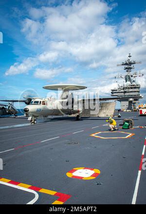 220216-N-SY758-1068 OCEANO ATLANTICO (DAL 16, 2022) un aeromobile e-2D Hawkeye, collegato al vettore Airborne Early Warning Squadron 121 (VAW-121), lancia dal ponte di volo di USS George H.W. Bush (CVN 77) durante il Tailored Ship’s Training Availability/Final Evaluation Problem (TSTA/FEP), 16 febbraio 2022. TSTA/FEP è un'evoluzione della formazione multifase progettata per dare all'equipaggio una solida base di competenza operativa a livello di unità e per migliorare la capacità della nave di autoaddestrarsi. George H.W. Bush fornisce all'autorità di comando nazionale capacità flessibili e adattabili di lotta contro la guerra attraverso il vettore Foto Stock