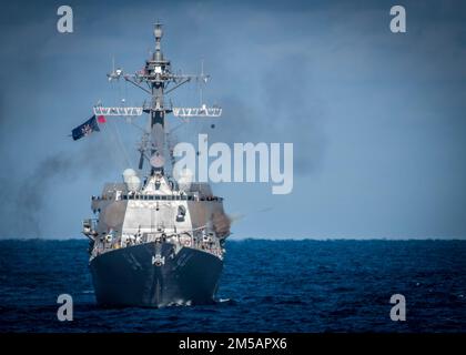 Il cacciatorpediniere missilistico guidato USS Nitze (DDG 94) attiva la sua pistola da 45 5 pollici MK durante un esercizio di addestramento tattico avanzato (SWATT) di Surface Warfare. Nitze fa parte di Destroyer Squadron (DESRON) 26 che supporta Carrier Strike Group (CSG) 10. SWATT è guidata dal Naval Surface and Mine Warfighting Development Center (SMWDC) ed è progettata per aumentare la competenza, la letalità e l'interoperabilità dei combattimenti di guerra o le unità partecipanti. Foto Stock