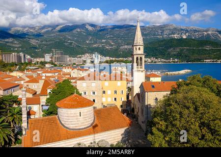 Vista dall'alto della città vecchia di Budva in una giornata di sole in Montenegro. Foto Stock