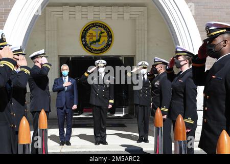 YOKOSUKA - 220217-N-ON904-1427 (17 FEBBRAIO 2022) STATI UNITI Ambasciatore in Giappone, Rahm Emanuel e posteriore ADM. Carl Lahti, comandante, forze navali Giappone / comandante, Navy Region Giappone stand per l'inno nazionale a bordo attività Commander Fleet Yokosuka. L'ambasciatore Emanuel si reca a Yokosuka per sottolineare l'importanza della partnership bilaterale tra Stati Uniti e Giappone. Foto Stock