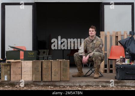 Nicholas UTT, un fantino assegnato a 1st battaglione, 503rd reggimento di fanteria paracadute, 173rd Brigata Airborne, si posa per un ritratto in una serie nel Nord Italia il 17 febbraio 2022. Foto Stock