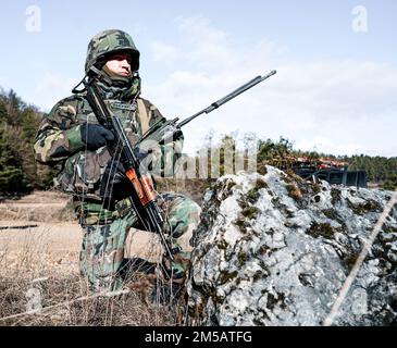 Un soldato moldavo conduce una pattuglia congiunta durante la KFOR 30 presso l'Hohenfels Training Area in Germania, 17 febbraio 2022. KFOR 30 è un evento formativo multinazionale condotto per preparare le unità per il loro spiegamento al comando regionale del Kosovo Est. Foto Stock