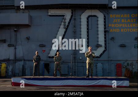 220217-N-PV401-1018 SAN DIEGO (17 febbraio 2022) il capitano P. Scott Miller, comandante della portaerei di classe Nimitz USS Carl Vinson (CVN 70), si rivolge all'equipaggio durante una chiamata a mani libere sul ponte di volo, 17 febbraio 2022. Vinson è attualmente pierside nel suo homeport di San Diego. Foto Stock