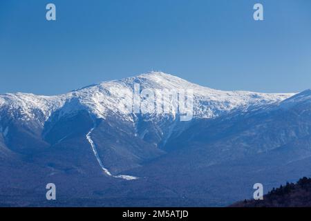 Monte Washington coperto di neve da Nord Sugarloaf Mountain a Betlemme, New Hampshire in una giornata invernale di febbraio. Il percorso del Monte Washington Foto Stock