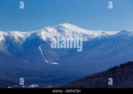 Monte Washington coperto di neve da Nord Sugarloaf Mountain a Betlemme, New Hampshire in una giornata invernale di febbraio. Il percorso del Monte Washington Foto Stock