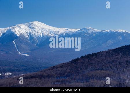 Monte Washington coperto di neve da Nord Sugarloaf Mountain a Betlemme, New Hampshire in una giornata invernale di febbraio. Il percorso del Monte Washington Foto Stock