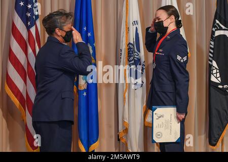 Katrina Stephens, a sinistra, 66th comandante del gruppo della base aerea, restituisce un saluto da parte del paralegal Senior Airman Kayla Stevens, 66th membro dello staff del gruppo della base aerea Judge Advocate Office, durante la cerimonia di laurea di classe 22-Bravo alla base dell'aeronautica di Hanscom, messa, 17 febbraio. La classe, composta da 11 Airmen, Guardiani e Guardsmen della Costa, ha completato cinque settimane di formazione militare professionale per preparare i membri giovani arruolato per la leadership. Foto Stock