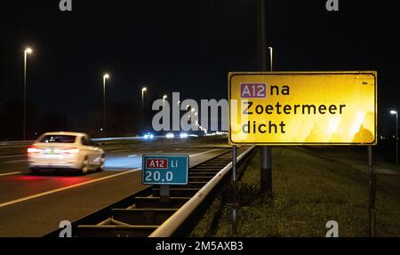 ZOETERMEER - i segni della matrice indicano che il A12 è chiuso a Zoetermeer. L'autostrada sarà chiusa fino alle 8:00 del 31 dicembre. Il comune rimuoverà quindi parte del Ponte Nelson Mandela. ANP LEX VAN LIESHOUT olanda - belgio fuori Foto Stock