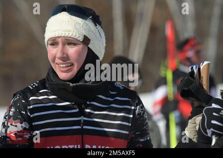 STATI UNITI Sydney Kautz, della 188th Engineer Company, North Dakota Army National Guard, ha guance gelide dopo aver attraversato il traguardo della gara di pattuglia del biathlon al Capo del National Guard Bureau Biathlon Championship tenutosi a Camp Ripley, MIN., 11-17 febbraio 2022. Era nella squadra del North Dakota che si è classificata al secondo posto nella categoria generale femminile della competizione, e al secondo posto nella categoria complessiva maschile e femminile. Foto Stock