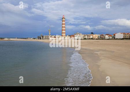 Faro di Aveiro, Farol da Praia da barra, Ilhavo, Portogallo - città e città vicino a baia, mare e oceano. Edificio del faro come punto di riferimento. bea vuoto Foto Stock