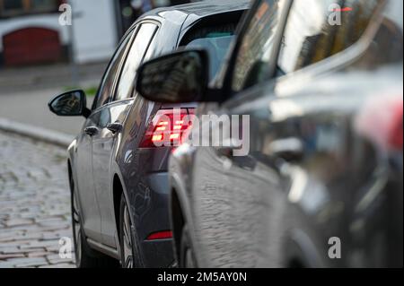 file di auto diverse parcheggiate lungo la strada in città affollata, primo piano, fuoco selettivo Foto Stock