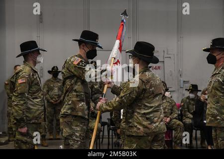 CPT. Thomas Penland, al centro destra, passa i colori della truppa a Sgt. 1st Classe Eric Alger durante una cerimonia di cambio di comando a Rose Barracks, Vilseck, Germania, 17 febbraio 2022. CPT. Melissa Vargas cede il comando della truppa Fox a CPT. Thomas Penland. Foto Stock