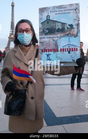 A seguito dell'aggressione dell'Azerbaigian alla Repubblica di Artsakh, la diaspora armena a Parigi ha organizzato una manifestazione di protesta Foto Stock