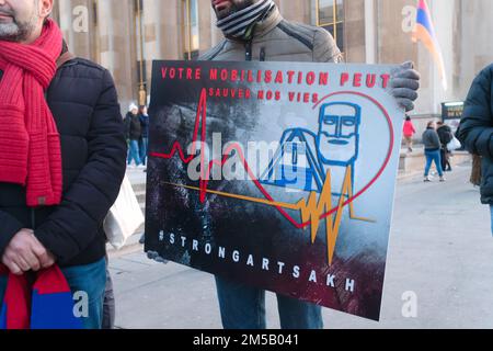 A seguito dell'aggressione dell'Azerbaigian alla Repubblica di Artsakh, la diaspora armena a Parigi ha organizzato una manifestazione di protesta Foto Stock