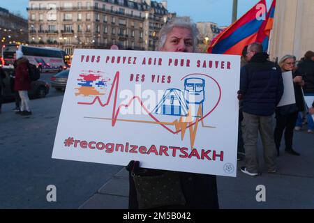 A seguito dell'aggressione dell'Azerbaigian alla Repubblica di Artsakh, la diaspora armena a Parigi ha organizzato una manifestazione di protesta Foto Stock