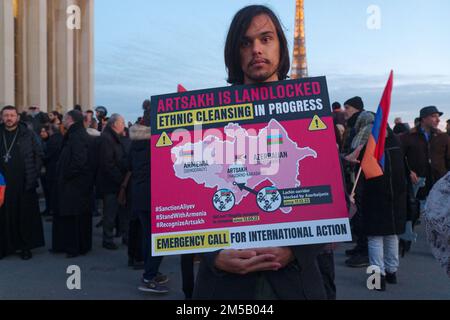 A seguito dell'aggressione dell'Azerbaigian alla Repubblica di Artsakh, la diaspora armena a Parigi ha organizzato una manifestazione di protesta Foto Stock