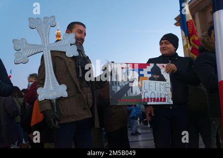 A seguito dell'aggressione dell'Azerbaigian alla Repubblica di Artsakh, la diaspora armena a Parigi ha organizzato una manifestazione di protesta Foto Stock