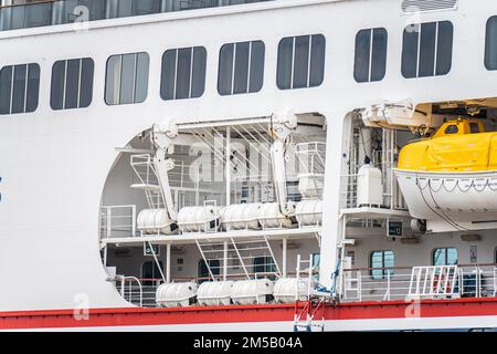 Gothenburg, Svezia - 24 2022 settembre: Barche di vita della nave da crociera Fred Olsen Bolette Foto Stock