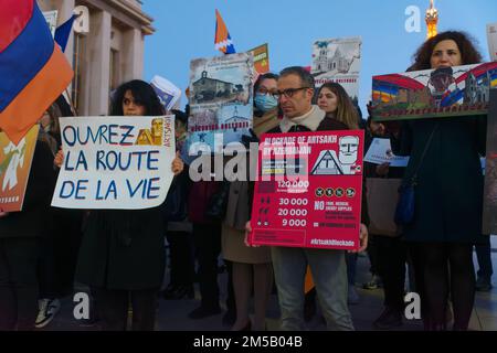 A seguito dell'aggressione dell'Azerbaigian alla Repubblica di Artsakh, la diaspora armena a Parigi ha organizzato una manifestazione di protesta Foto Stock