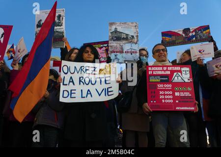 A seguito dell'aggressione dell'Azerbaigian alla Repubblica di Artsakh, la diaspora armena a Parigi ha organizzato una manifestazione di protesta Foto Stock