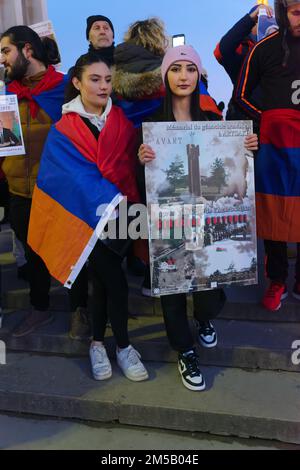 A seguito dell'aggressione dell'Azerbaigian alla Repubblica di Artsakh, la diaspora armena a Parigi ha organizzato una manifestazione di protesta Foto Stock