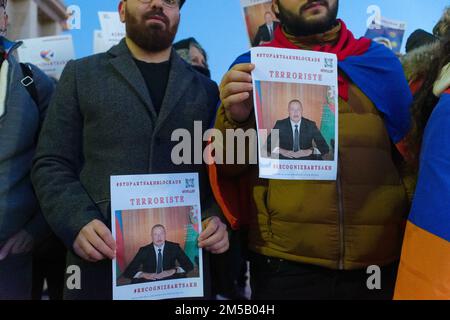 A seguito dell'aggressione dell'Azerbaigian alla Repubblica di Artsakh, la diaspora armena a Parigi ha organizzato una manifestazione di protesta Foto Stock