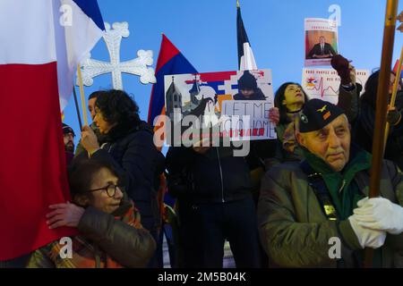 A seguito dell'aggressione dell'Azerbaigian alla Repubblica di Artsakh, la diaspora armena a Parigi ha organizzato una manifestazione di protesta Foto Stock