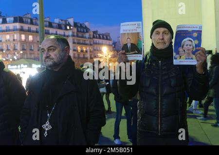 A seguito dell'aggressione dell'Azerbaigian alla Repubblica di Artsakh, la diaspora armena a Parigi ha organizzato una manifestazione di protesta Foto Stock