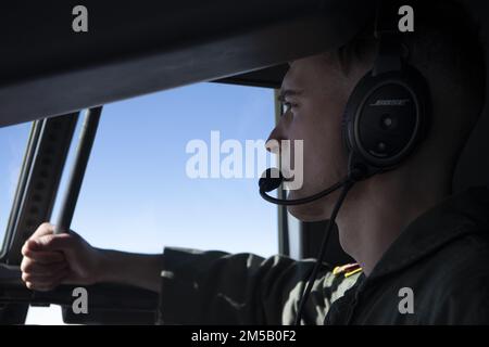 Jason Bentley, pilota di 36th Expeditionary Airlift Squadron, analizza l'orizzonte da un C-130J Super Hercules mentre si è in viaggio per il Bangladesh per sostenere l'esercizio Cope South 2022, 17 febbraio 2022, sul sud-est asiatico. Exercise Cope South è un esercizio bilaterale di sollevamento aereo tattico sponsorizzato dalle forze aeree del Pacifico. L'esercizio offre l'opportunità di rafforzare l'interoperabilità tra le forze aeree degli Stati Uniti e del Bangladesh. Foto Stock