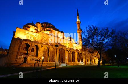 La Moschea di Sehzade, situata a Istanbul, in Turchia, è stata costruita da Mimar Sinan nel 16th ° secolo. Foto Stock