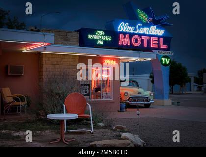 Una sedia retrò e un tavolo presso il Blue Swallow Motel, costruito nel 1939, e ancora operante sulla storica Route 66 a Tucumcari, New Mexico. Foto Stock