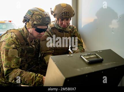 Staff Sgt. Ryan Vick, 8th ingegnere civile Squadron, responsabile del team di smaltimento delle Ordnance esplosive, e Senior Airman Ezra Chavez, 8th membro del team di smaltimento delle Ordnance esplosive CES, gestiscono la piattaforma robotica EOD F6 presso la base aerea di Kunsan, Repubblica di Corea, 17 febbraio 2022. La formazione periodica sulle operazioni dei robot mantiene sempre le competenze del team EOD chiare e competenti. Foto Stock