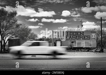 Una giornata estiva di sole al Cowboy Jim's Hidden Treasures sulla Route 66 a Santa Rosa, New Mexico. Foto Stock