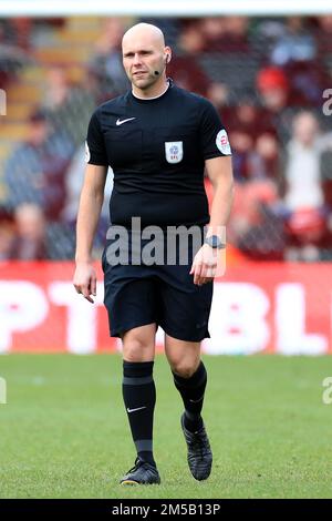 Londra, Regno Unito. 27th Dec, 2022. Arbitro, Charles Breakspear visto durante l'EFL Sky Bet League 2 partita tra Leyton Orient e Stevenage al Matchroom Stadium, Londra, Inghilterra il 27 dicembre 2022. Foto di Carlton Myrie. Solo per uso editoriale, licenza richiesta per uso commerciale. Non è utilizzabile nelle scommesse, nei giochi o nelle pubblicazioni di un singolo club/campionato/giocatore. Credit: UK Sports Pics Ltd/Alamy Live News Foto Stock