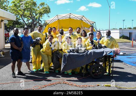 I marinai del comando di preparazione e addestramento della Medicina della Marina Pearl Harbor hanno completato con successo il primo addestramento di operazioni del ricevitore (FROT) tenuto alla clinica di salute della filiale Makalapa il 17 febbraio 2022. Questo requisito annuale insegna ai marinai a decontaminare adeguatamente i pazienti prima di somministrare cure mediche in caso di incidente chimico, biologico, radiologico o nucleare (CBRN). Foto Stock