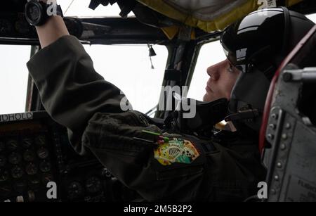 STATI UNITI Alexandra Evelyn, pilota di Stratofortress B-52H schierato con lo Squadrone della Bomba Expeditionary 96th, controlla un panel in rotta per una missione della Task Force Bomber sul Mare delle Filippine, 17th febbraio 2022. Le missioni dei bombardieri dimostrano la credibilità delle nostre forze per affrontare un ambiente di sicurezza complesso e incerto. Foto Stock