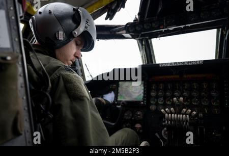 STATI UNITI Reagan Garner, pilota di Stratofortress B-52H schierato con lo Squadrone della Bomba Expeditionary 96th, controlla alcuni strumenti in rotta verso una missione della Task Force Bomber sul Mare delle Filippine, 17th febbraio 2022. Le implementazioni della Task Force dei bombardieri migliorano la preparazione, per includere la risposta congiunta e multilaterale a qualsiasi potenziale crisi o sfida nell'Indo-Pacifico. Foto Stock