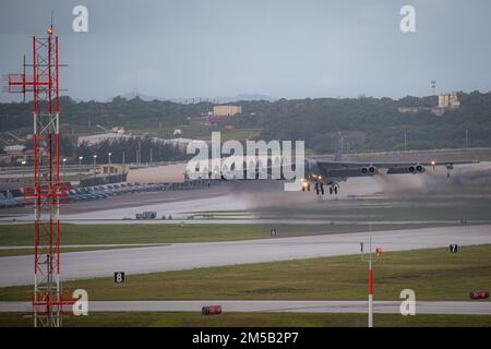 Una B-52H Stratofortress decolli dalla base dell'aeronautica di Andersen, Guam, a sostegno del Singapore Airshow, 17th febbraio 2022. Gli Stati Uniti Air Force vola regolarmente insieme ai nostri alleati e partner per dimostrare interoperabilità e sostenere un Indo-Pacific libero e aperto. Foto Stock