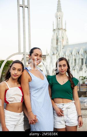 Turisti al Ponte Ortiz con la chiesa la Ermita sullo sfondo nella città di Cali in Colombia Foto Stock