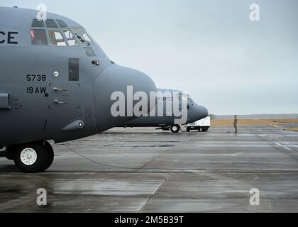 Un Airman assegnato a the19th aerei manutenzione orologi Squadron come un C-130J Super Hercules si prepara a taxi presso Stennis International Airport a Kiln, Mississippi, 17 febbraio 2022. I membri della AMXS 19th hanno assicurato che l'aeromobile fosse pronto per la missione durante l'evento di addestramento fuori stazione di 10 giorni. Foto Stock