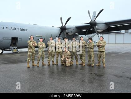 Gli aerei assegnati al 19th° posto di manutenzione degli aerei per una foto davanti a un C-130J Super Hercules all'Aeroporto Internazionale di Stennis a Kiln, Mississippi, 17 febbraio 2022. I membri della AMXS 19th hanno assicurato che l'aeromobile fosse pronto per la missione durante l'evento di addestramento fuori stazione di 10 giorni. Foto Stock