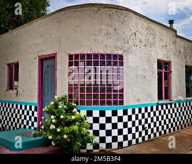 L'angolo retrò di un vecchio edificio sulla storica Route 66 a Tucumcari, New Mexico. Foto Stock