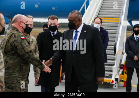 STATI UNITI Il Segretario della Difesa, Lloyd J. Austin III, a destra, saluta il col. Jarosław Mika, comandante generale dei rami delle forze armate polacche, al suo arrivo alla base aerea di Podyz, Polonia, 18 febbraio 2022. L’attenzione di Austin è rivolta al rafforzamento della cooperazione bilaterale e all’approfondimento del partenariato polacco-americano. Foto Stock