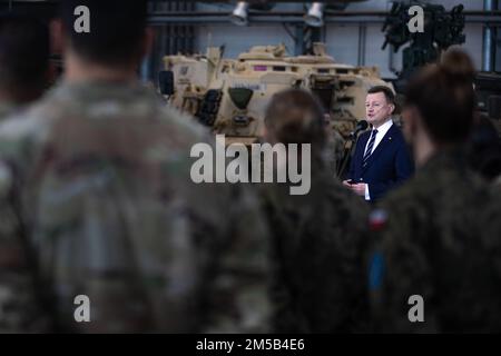 Mariusz Błaszczak, ministro della Difesa nazionale della Polonia, centro, saluta le truppe polacche durante una visita alla base aerea di Podwitz, Polonia, 18 febbraio 2022. Nel corso delle sue osservazioni, Austin si è focalizzata sul rafforzamento della cooperazione bilaterale e sull’approfondimento della partnership polacco-americana. Foto Stock